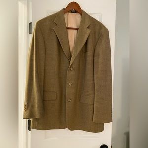 Like new Oscar de la Renta men’s blazer. Silk lining, well made. Size 44R.